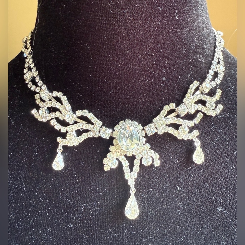Elegant Silver Rhinestone Necklace